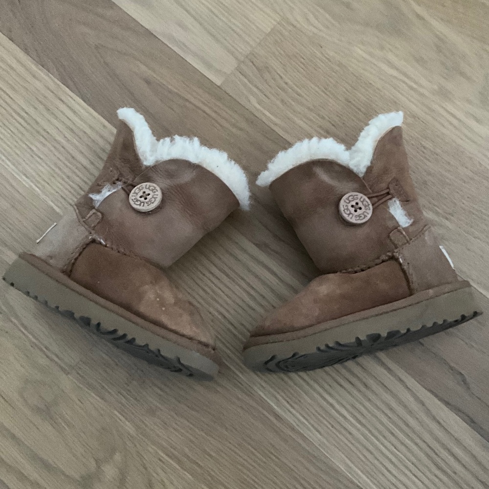 UGG Bailey Button Boot (Baby size 5)